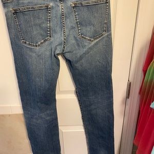 Uniqlo Men’s Jeans 32x32. These are in very nice condition.